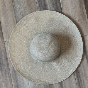 Elegant Vineyard Vines Sun Hat